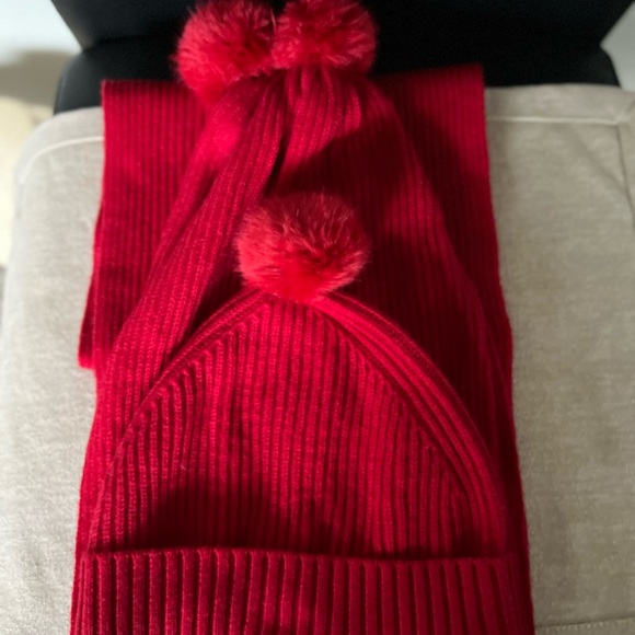 TALBOTS PRE-LOVED AUTHENTIC BEANIE & SCARF QUALITY DESIGN SET main image 15